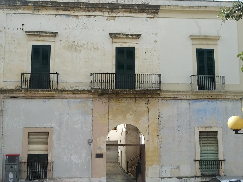 马蒂诺La casa di Alex的一座带拱门和窗户的古老建筑