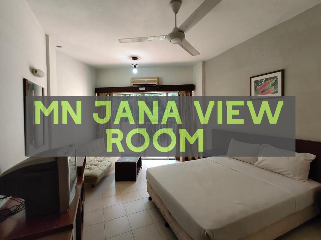 甘文丁Jana View Condotel MN的酒店客房带一张床和一个阅读了半海景的标志