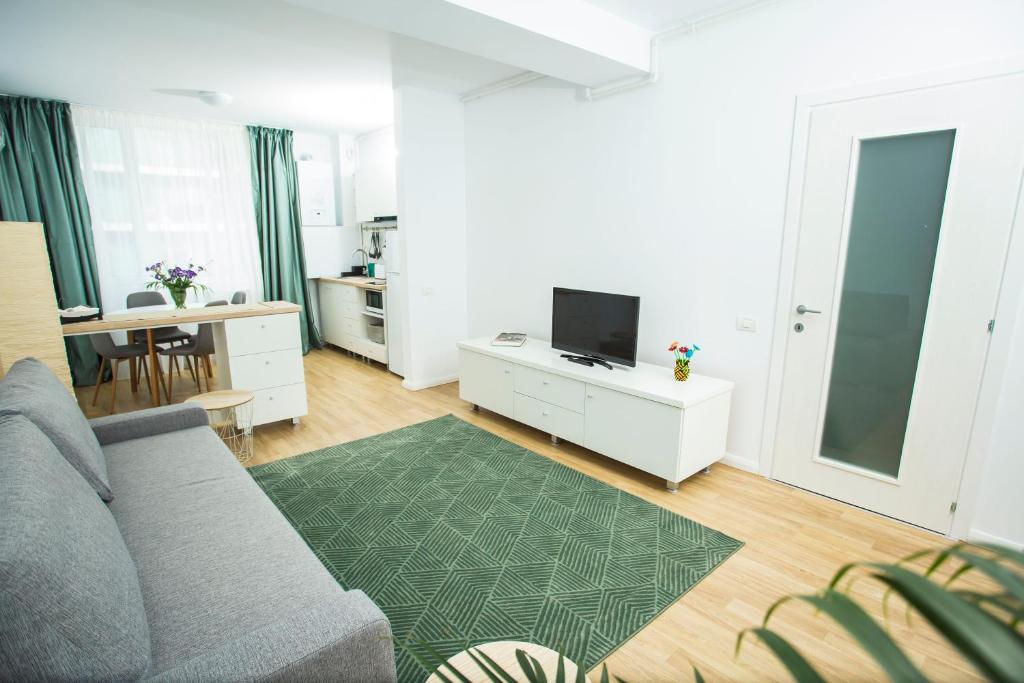 布加勒斯特Residence DP Pipera的带沙发和电视的客厅