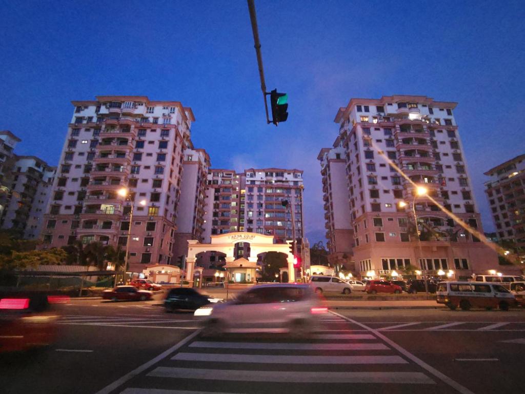 哥打京那巴鲁5 Bedrooms Penthouse 3 Bedrooms Apartment Marina Court Resort Condominium的城市中高楼里的交通灯