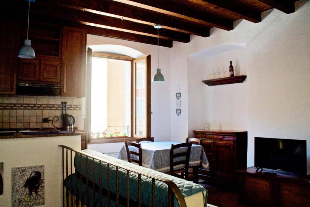 加尔尼亚诺Casa Francesca的厨房以及带桌椅的起居室。