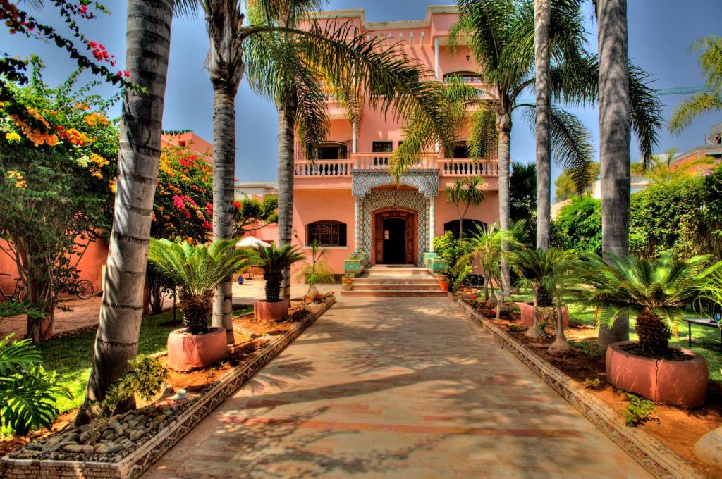 卡萨布兰卡卡萨布兰卡旅馆的棕榈树和走道的粉红色房子