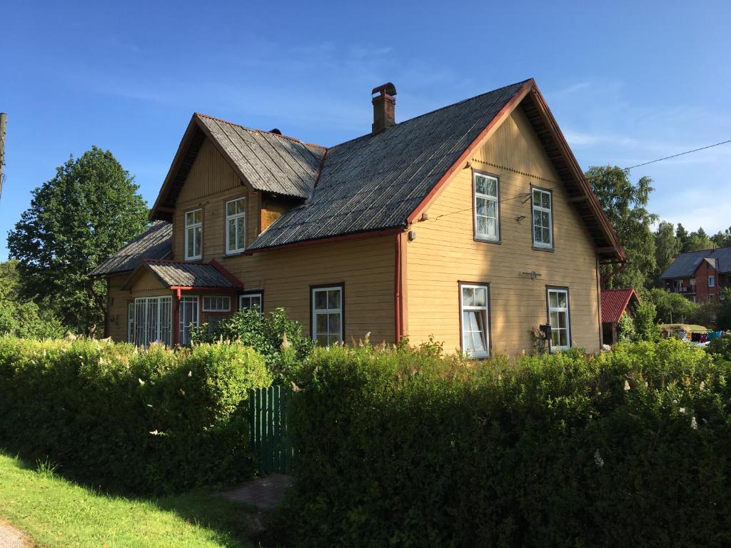 StaiceleKrūmiņmāja的黑色屋顶的棕色房子