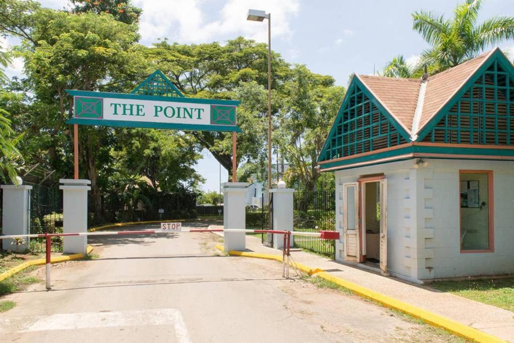 Orange BayThe Point的读取建筑物前点的街道标志