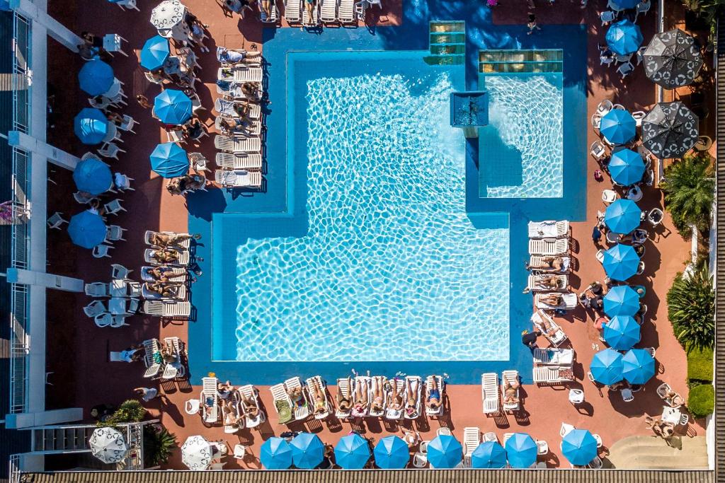 阿蒂巴亚Atibaia Residence Hotel & Resort的享有度假村游泳池的顶部景致