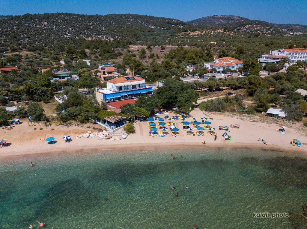 阿斯特里斯Astris Beach的海滩空中景色,配有人员和遮阳伞