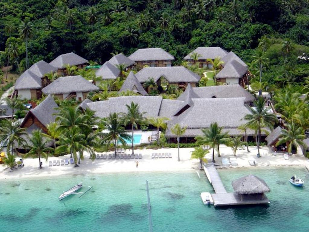 波拉波拉ROYAL BORA BORA的热带岛屿上度假村的空中景观