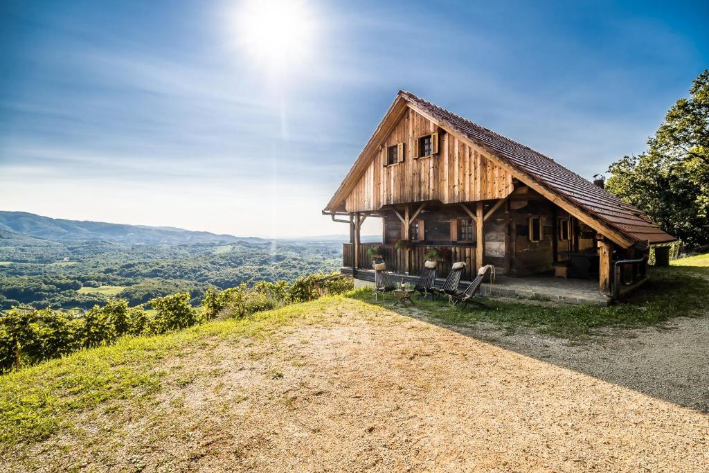 Krška VasSleme house的山顶上享有美景的房屋