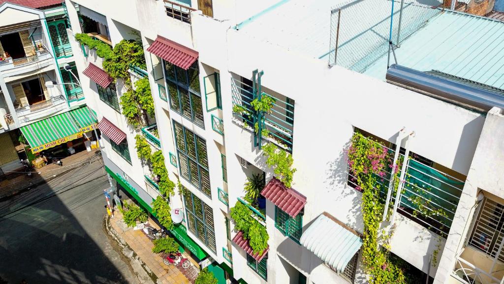 芹苴温特斯普林公寓的公寓大楼的窗户上种植了植物