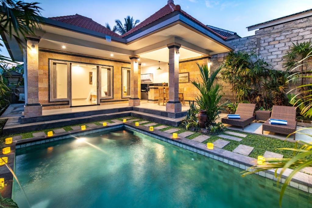 乌布Puri Sedana Ubud Villa的房屋前的游泳池