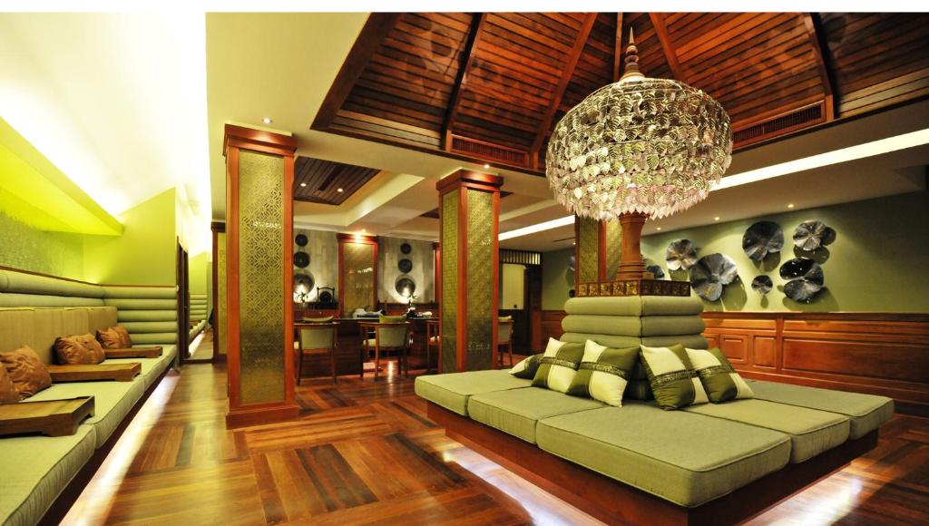 暹粒THE PRIVILEGE FLOOR by Borei Angkor的带沙发和吊灯的客厅