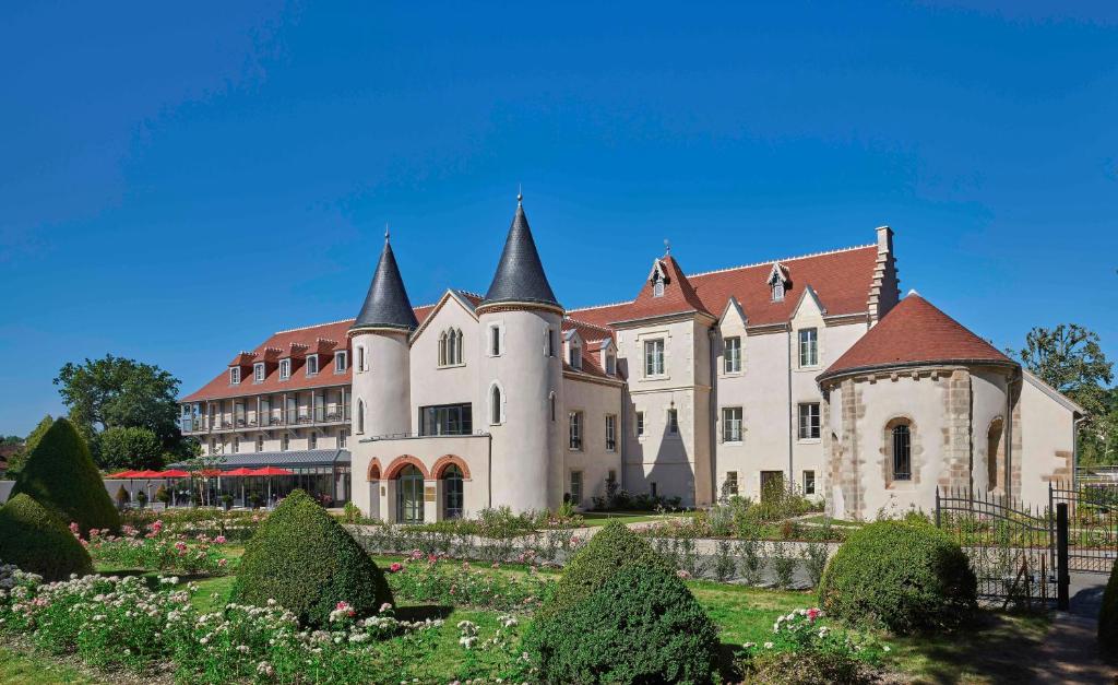 蒙吕松Château Saint-Jean, Relais & Châteaux的一座大型城堡,前面设有花园