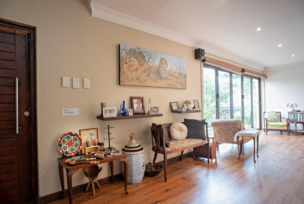巴利托Ekhaya Guest House的客厅配有沙发和桌椅