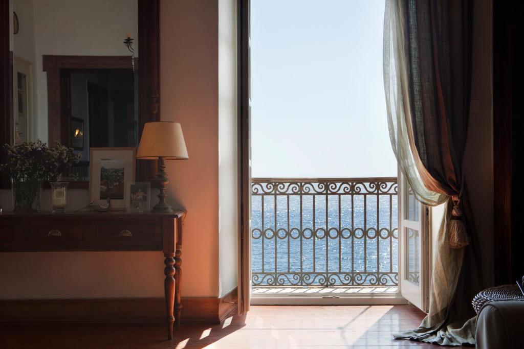 埃尔莫波利斯Xenon Apollonos的客房设有阳台景窗户。