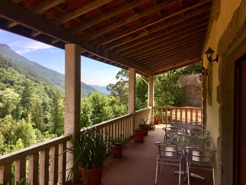吉尔斯Casa do Pedrógo的阳台配有桌椅,享有山景。