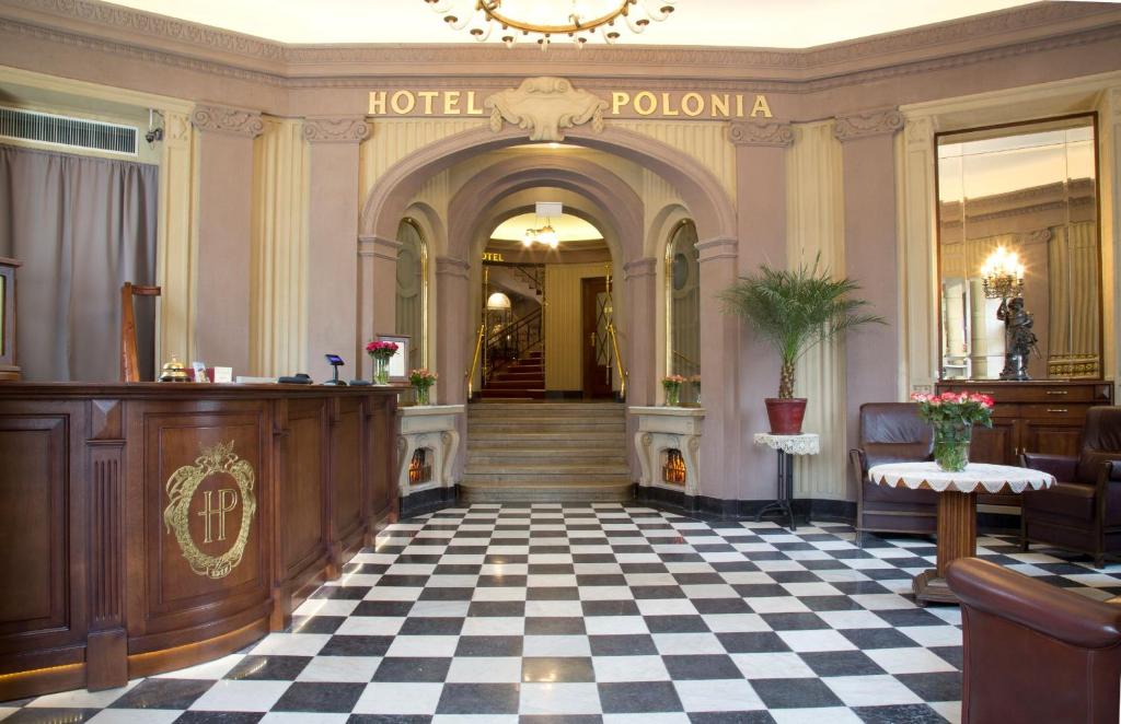 克拉科夫波兰酒店的酒店大堂设有 ⁇ 形地板