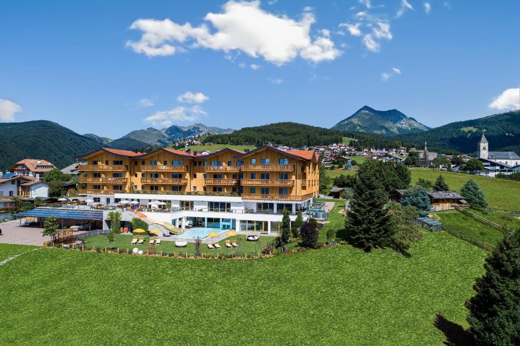 马兰扎Family Home Alpenhof的享有度假胜地的空中景致,以山脉为背景