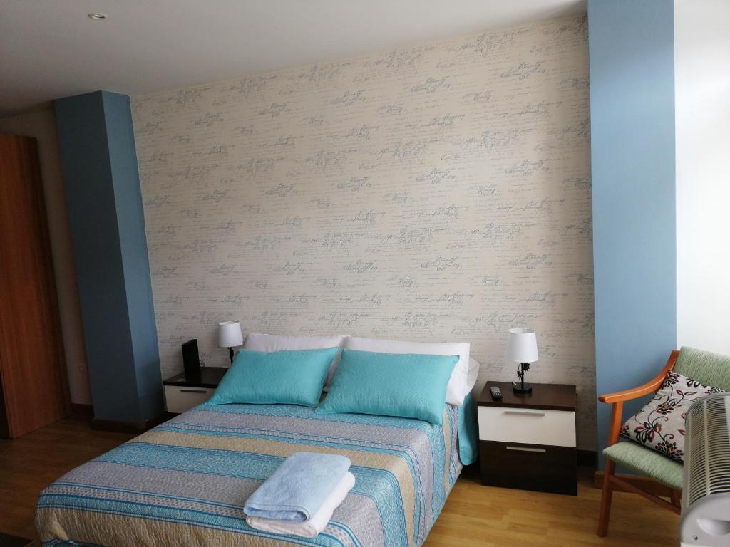 里瓦德奥Apartamentos San Roque的一间卧室配有一张床,上面有两条毛巾