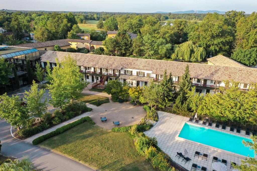 蒙蒂约总督庄园酒店、餐厅及高尔夫球场的享有度假村空中景致,设有游泳池