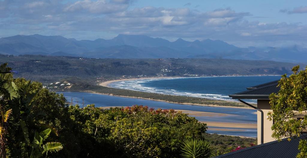 普利登堡湾Mountain and Sea View Getaway的享有海滩和大海的景色