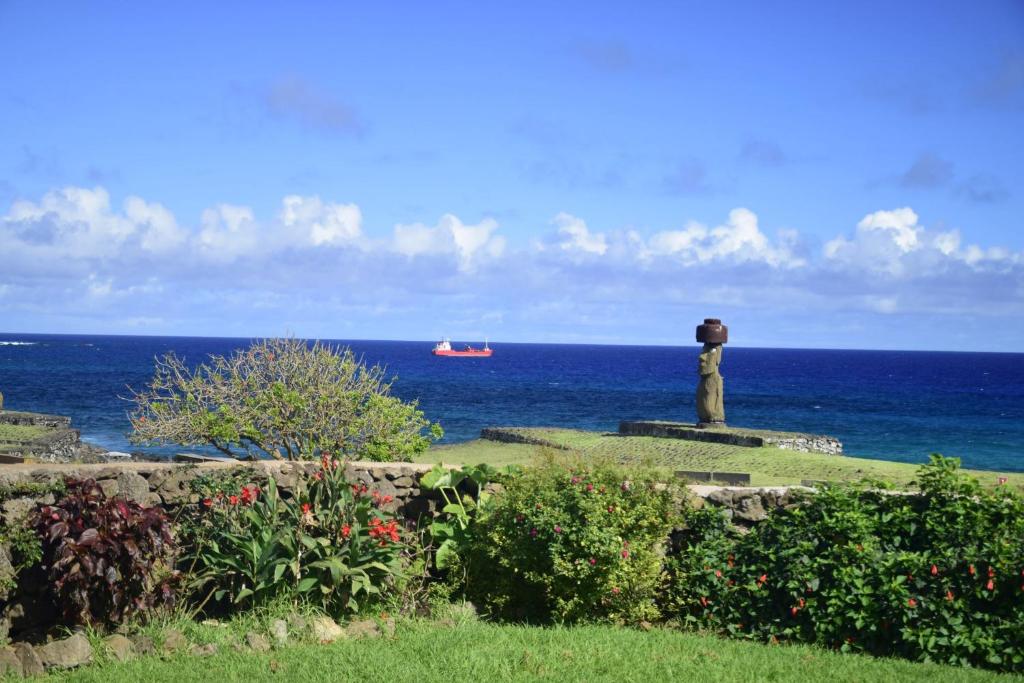 安加罗阿Takarua Lodge的远方有一艘船,享有大海美景