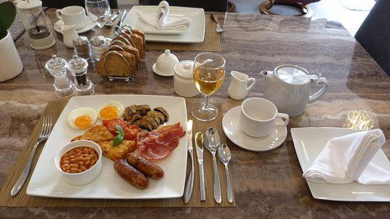 索尔兹伯里Prestbury Bed & Breakfast的一张桌子上放着一盘早餐食品