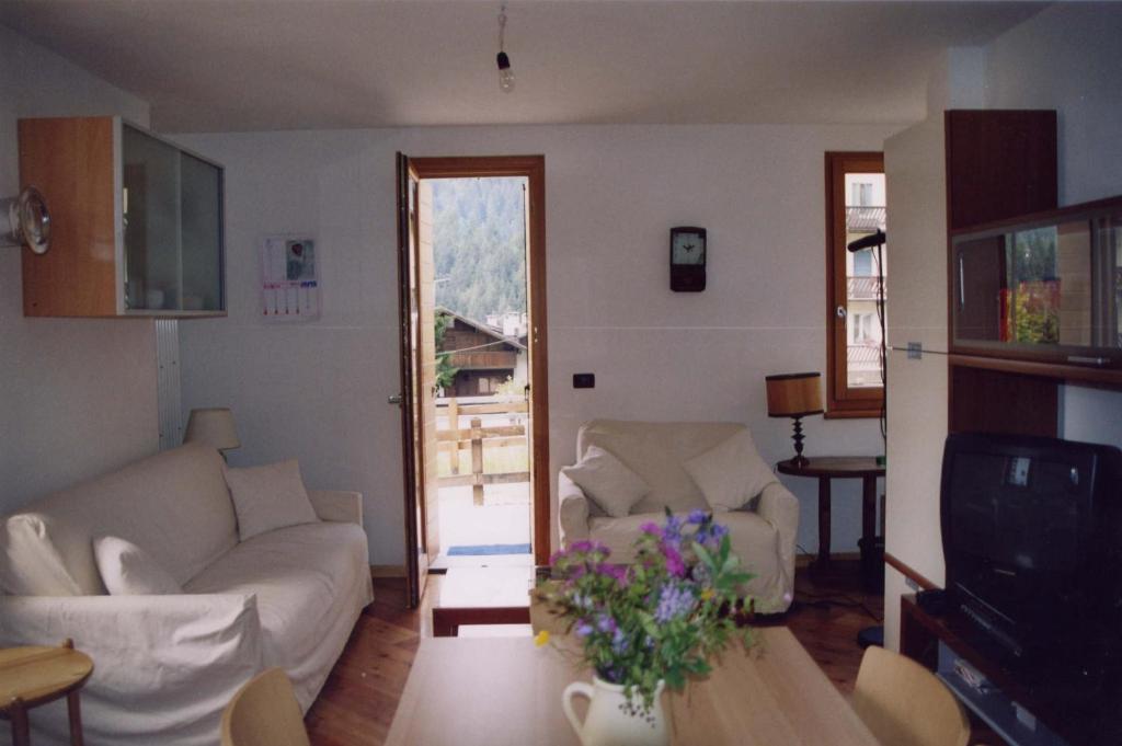 圣维托-迪卡多雷Casa bianca的客厅配有2张白色沙发和1张桌子