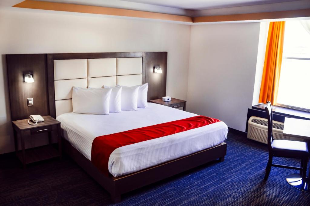 托雷翁Hotel ALO! Express的酒店客房设有一张大床和一张书桌。