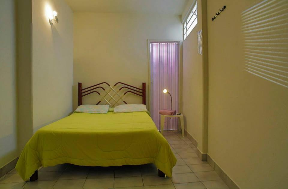 坎皮纳斯Hotel Samambaia的一间卧室配有一张黄色床罩的床
