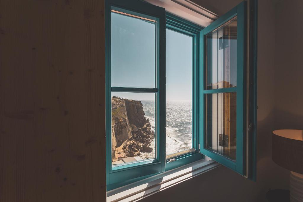 辛特拉Azenhas do Mar West Coast Design and Surf Villas的享有海景的开放式窗户