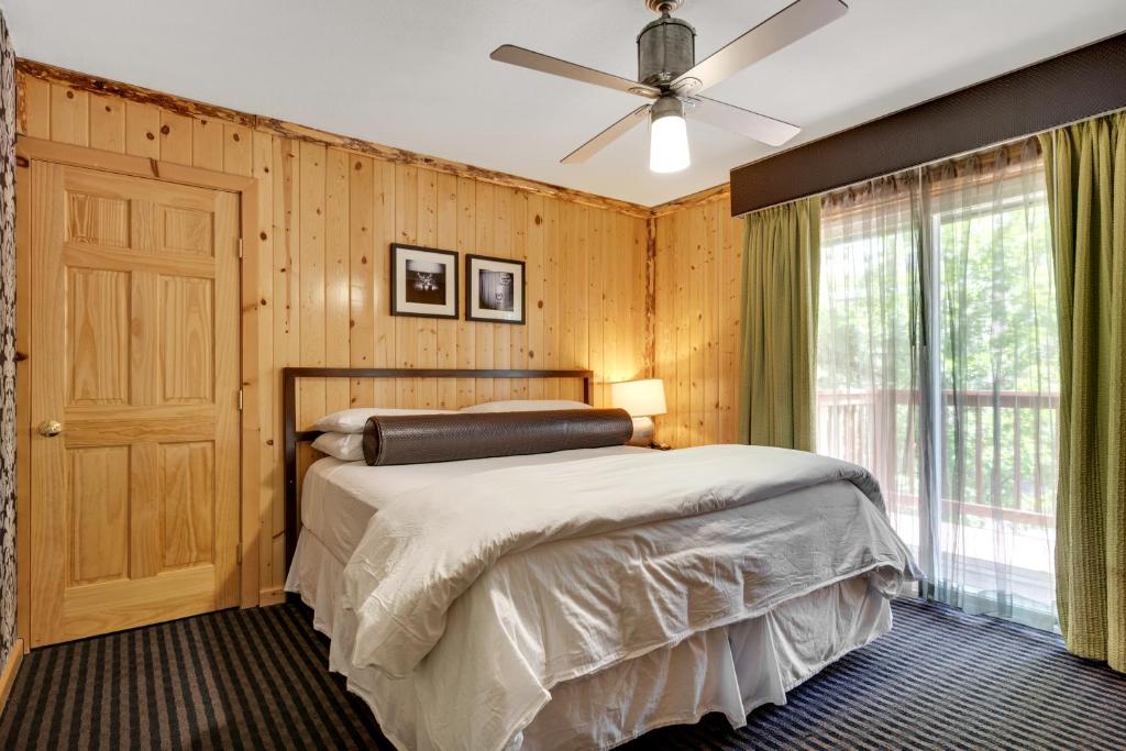 南太浩湖三峰度假酒店及沙滩俱乐部的一间卧室配有一张床和吊扇
