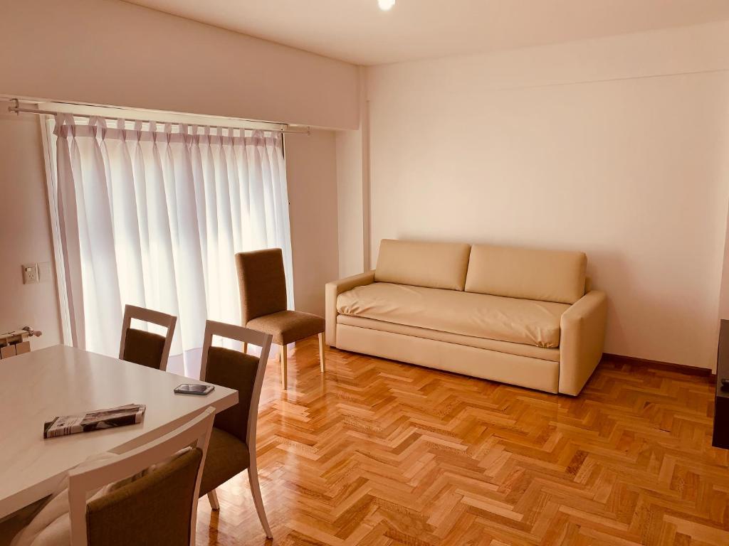 布宜诺斯艾利斯MAG Barracas的客厅配有沙发和桌子