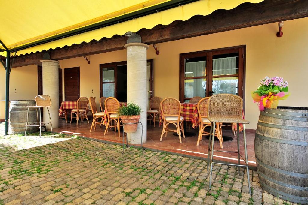 圣温琴佐Agriturismo Podere San Michele的房屋内带桌椅的庭院
