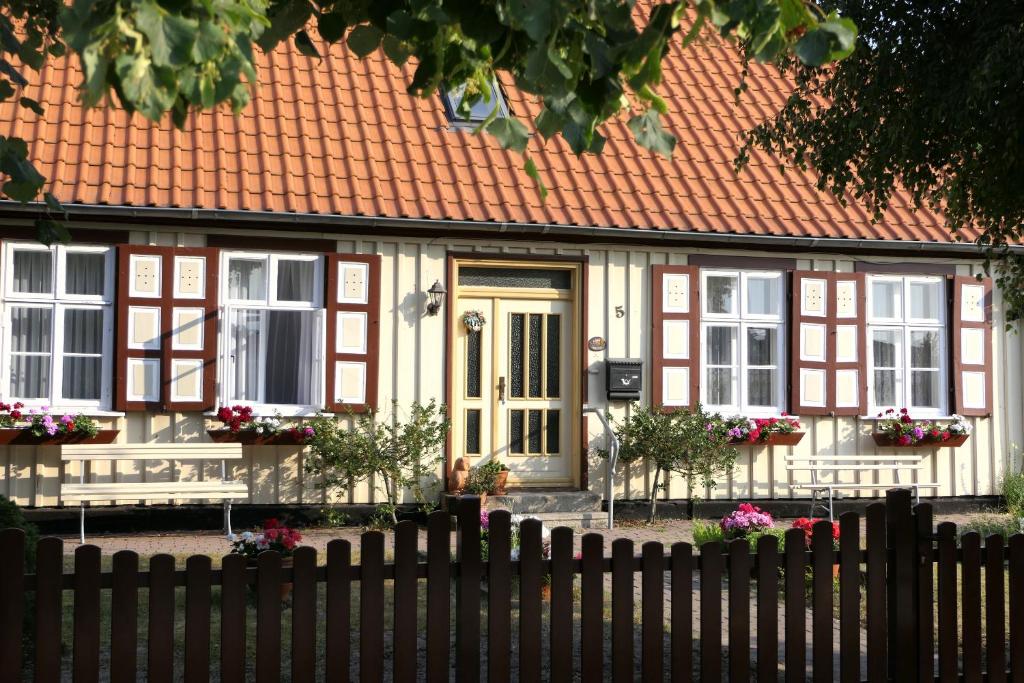 普雷罗Kapitänshaus in Strandnähe in Prerow的一座带橙色屋顶和围栏的房子