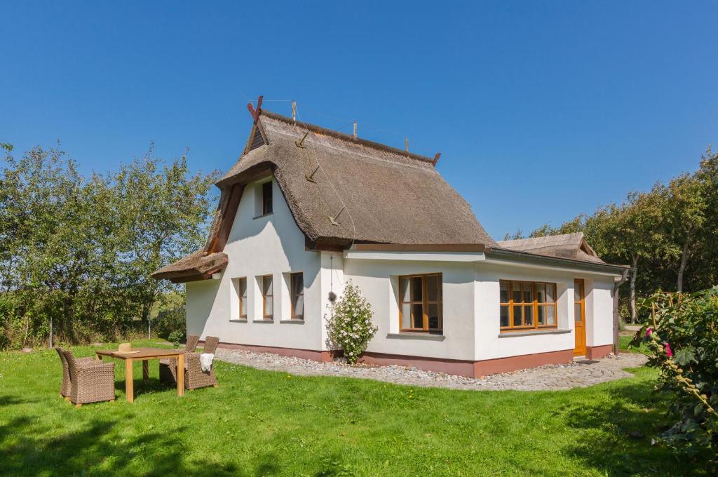 奥茨塞巴德·迪尔哈根Reethaus in Dierhagen的白色的小房子,带有茅草屋顶