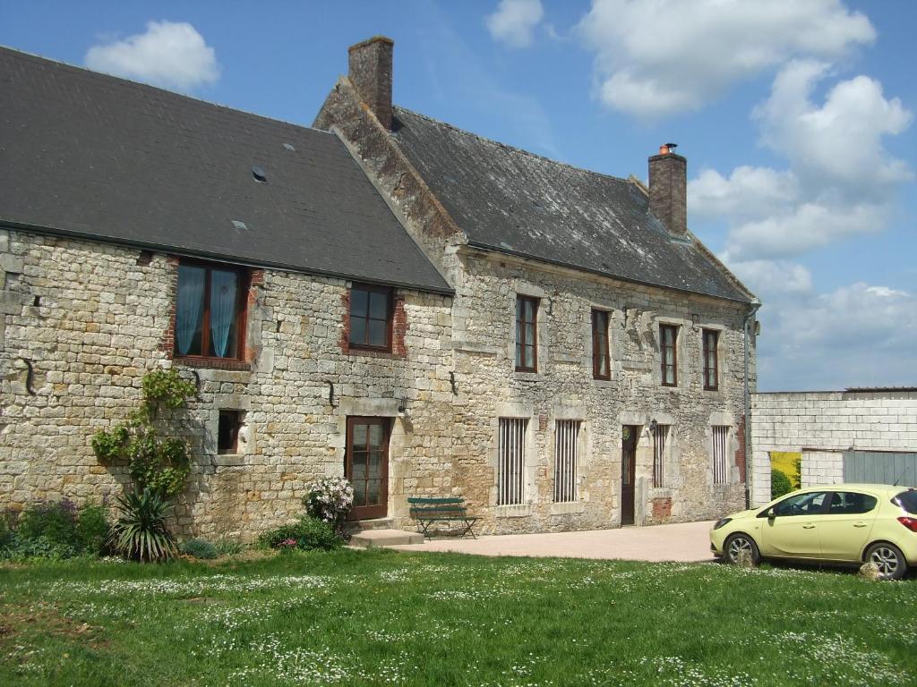 Bossus-lès-Rumignygîte les bois georges的石头建筑,前面有停车位