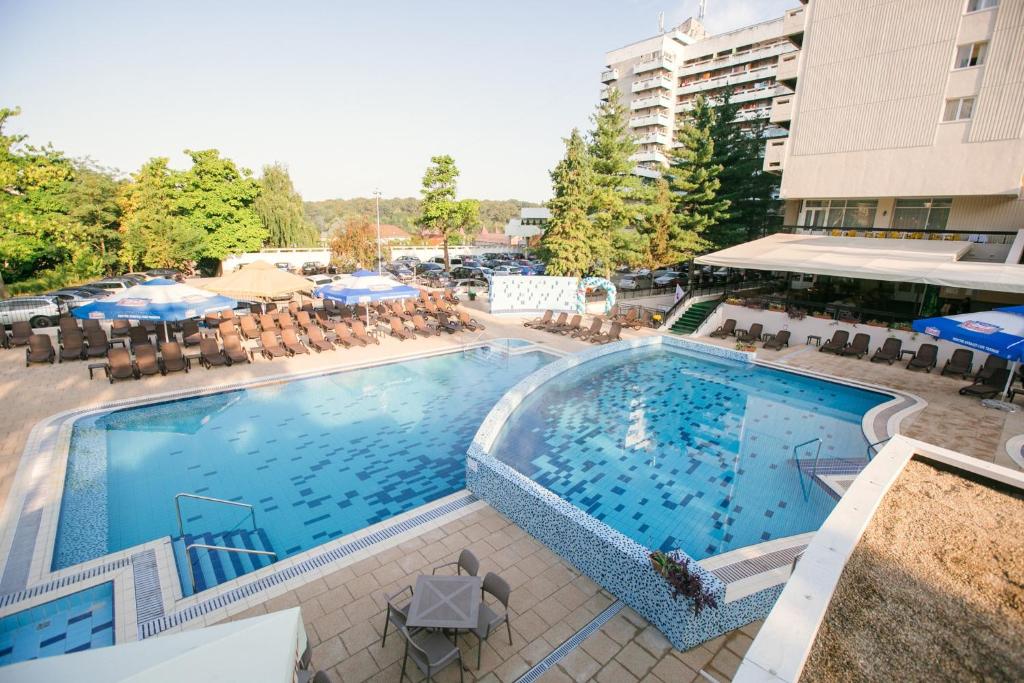 百乐费利克斯Hotel Poienița的享有酒店游泳池的顶部景色