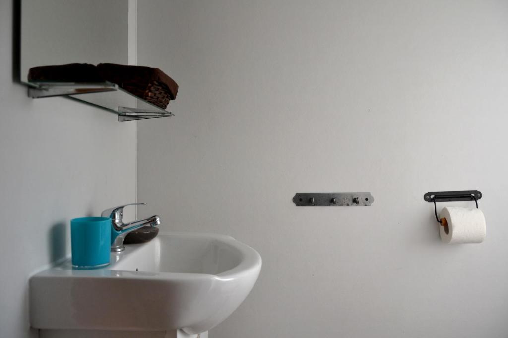德布吉Domki holenderskie ,, Latający Holender"的白色的浴室设有水槽和镜子