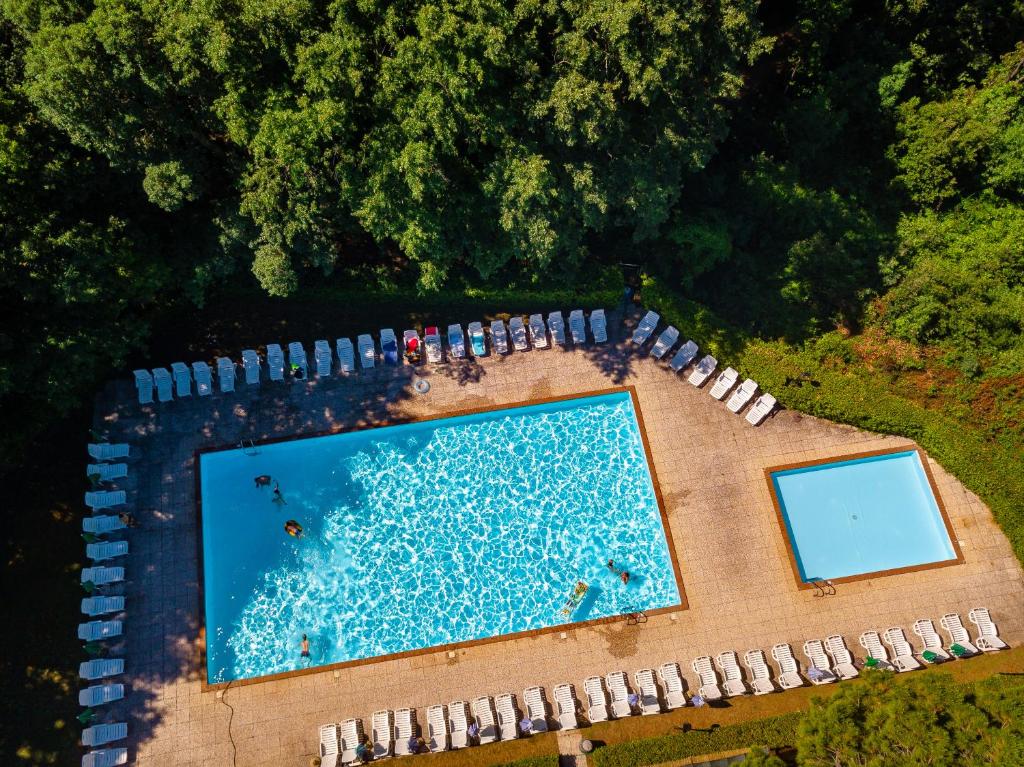瓜尔迪斯塔洛Residence Ristorante Il Paradiso的游泳池的顶部景色,里面的人