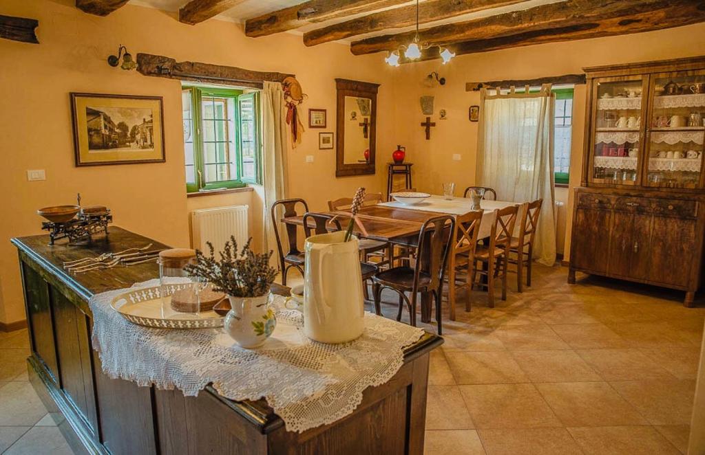 Komen班德尔民宿的厨房以及带桌椅的用餐室。