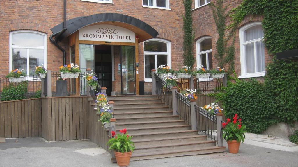 斯德哥尔摩布罗姆马韦克酒店的前面有楼梯和鲜花的建筑