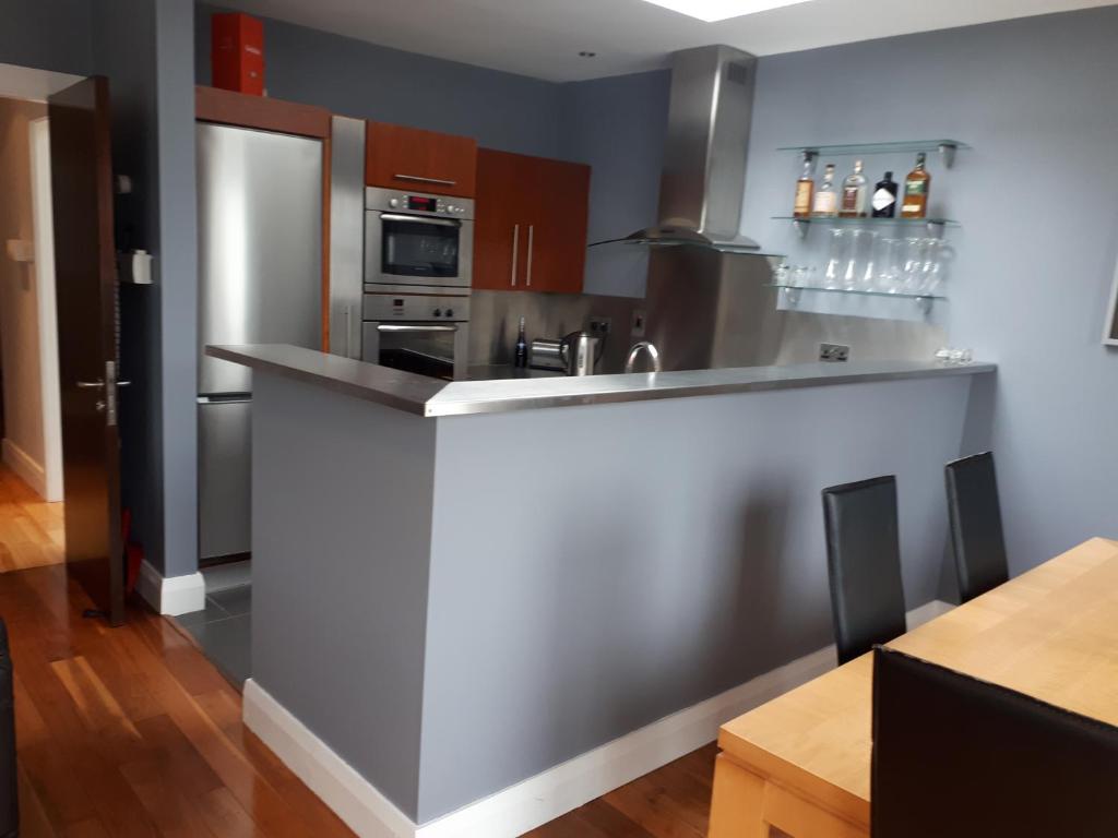 基尔肯尼Luxurious Penthouse Apartment 1 , City Centre的厨房配有不锈钢用具和柜台