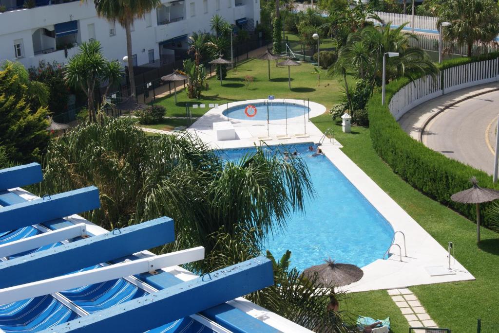 罗塔Costa Ballena Cómodo Bajo con Piscina, Patio y 3 Dormitorios Parking free的享有度假村游泳池的顶部景致