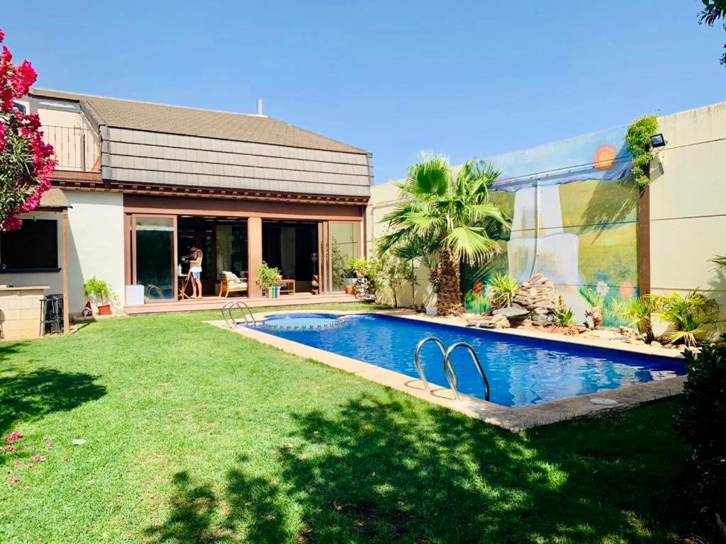 Argamasilla de AlbaCasa de Pura Cepa的庭院中带游泳池的房子