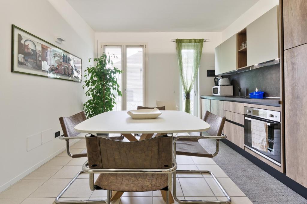 维琴察CASA AURORA的厨房以及带桌椅的用餐室。