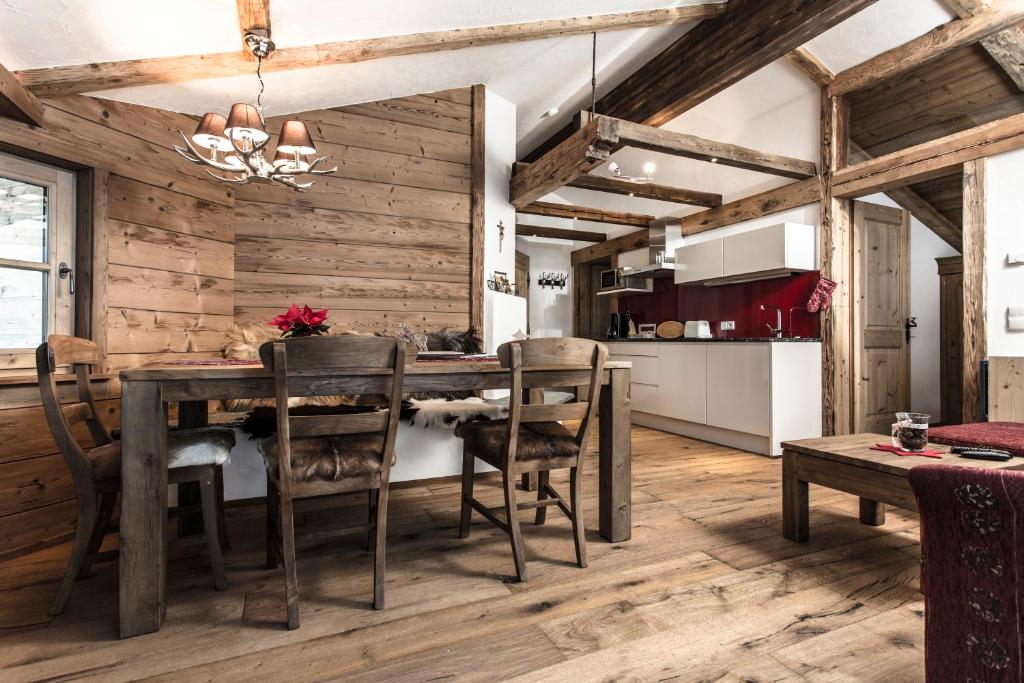 布兰德Uralp Royal by A-Appartments的厨房以及带桌椅的用餐室。
