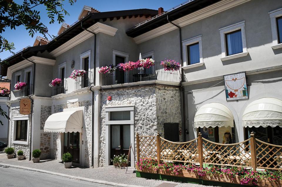 佩斯卡塞罗利Hotel Garnì Posta的一座在阳台上种满鲜花的建筑