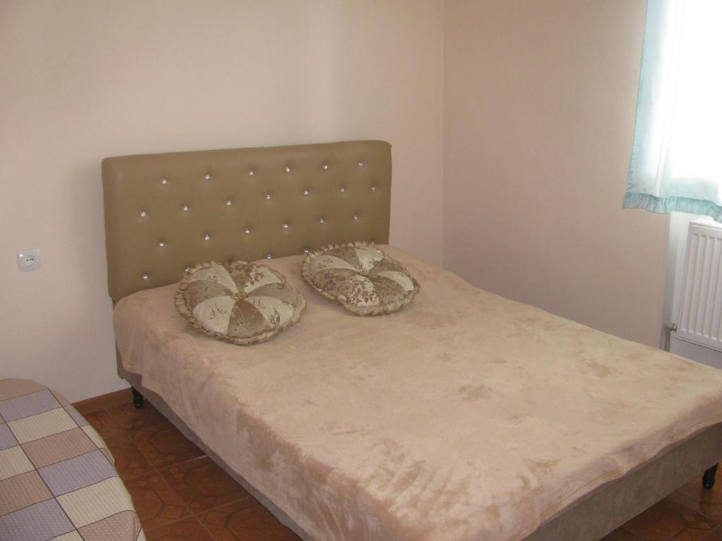 萨克德佐尔镇Ani Guest House的一张床上有两个枕头的房间