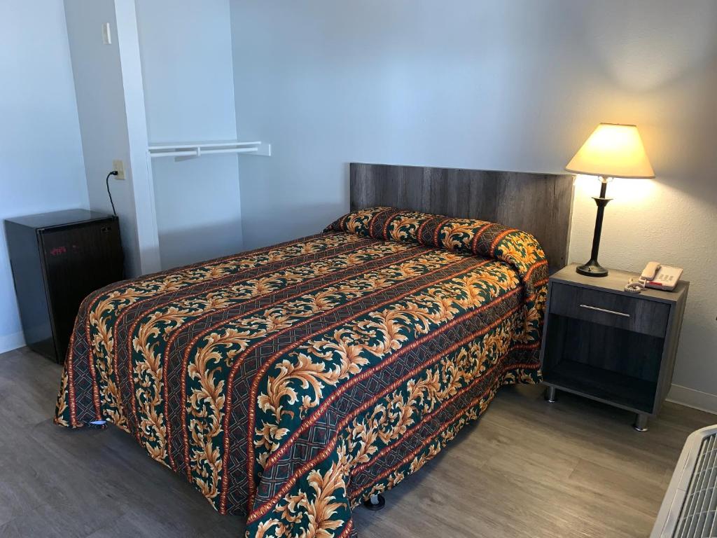 圣地亚哥老城EZ8汽车旅馆的酒店客房,床上有毯子