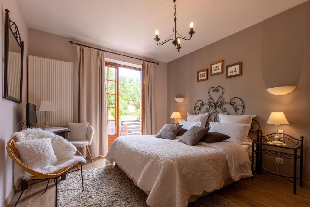 伊泰尔斯维莱基弗酒店的卧室配有床、椅子和窗户。